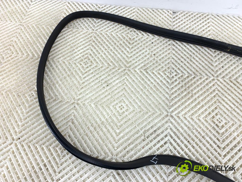 MERCEDES-BENZ KLASA GLA SUV 2017 100 kW GLA 200 CDI 4-matic (156.902) 2143 tesnenie Dvere zad ľavá strana  (Karoséria ostatné)