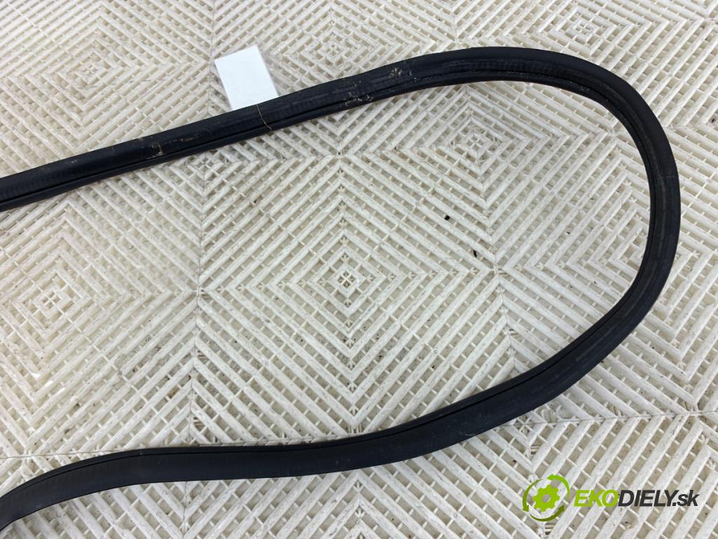 MERCEDES-BENZ KLASA GLA SUV 2017 100 kW GLA 200 CDI 4-matic (156.902) 2143 tesnenie Dvere zad ľavá strana  (Karoséria ostatné)