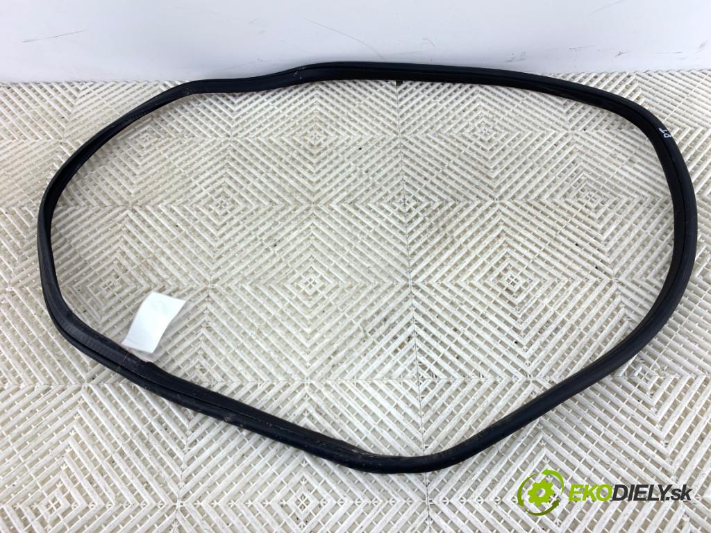 MERCEDES-BENZ KLASA GLA SUV 2017 100 kW GLA 200 CDI 4-matic (156.902) 2143 tesnenie Dvere zad pravá  (Karoséria ostatné)