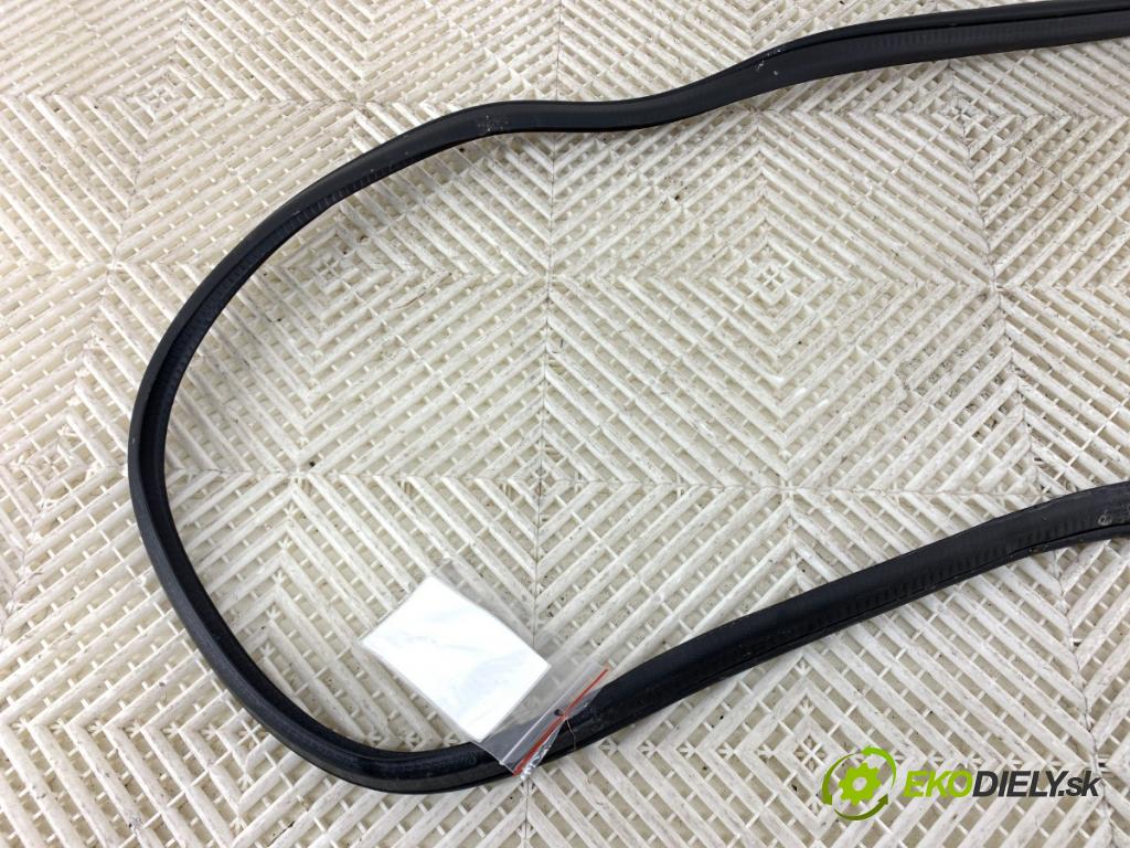 MERCEDES-BENZ KLASA GLA SUV 2017 100 kW GLA 200 CDI 4-matic (156.902) 2143 tesnenie Dvere zad pravá  (Karoséria ostatné)