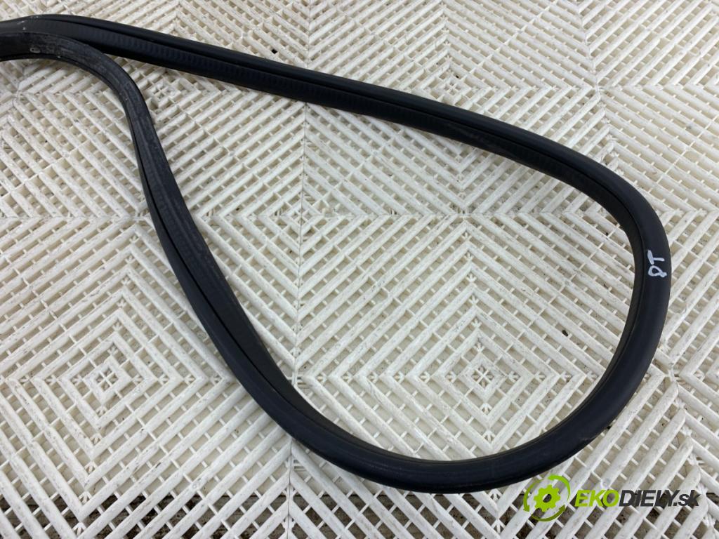 MERCEDES-BENZ KLASA GLA SUV 2017 100 kW GLA 200 CDI 4-matic (156.902) 2143 tesnenie Dvere zad pravá  (Karoséria ostatné)