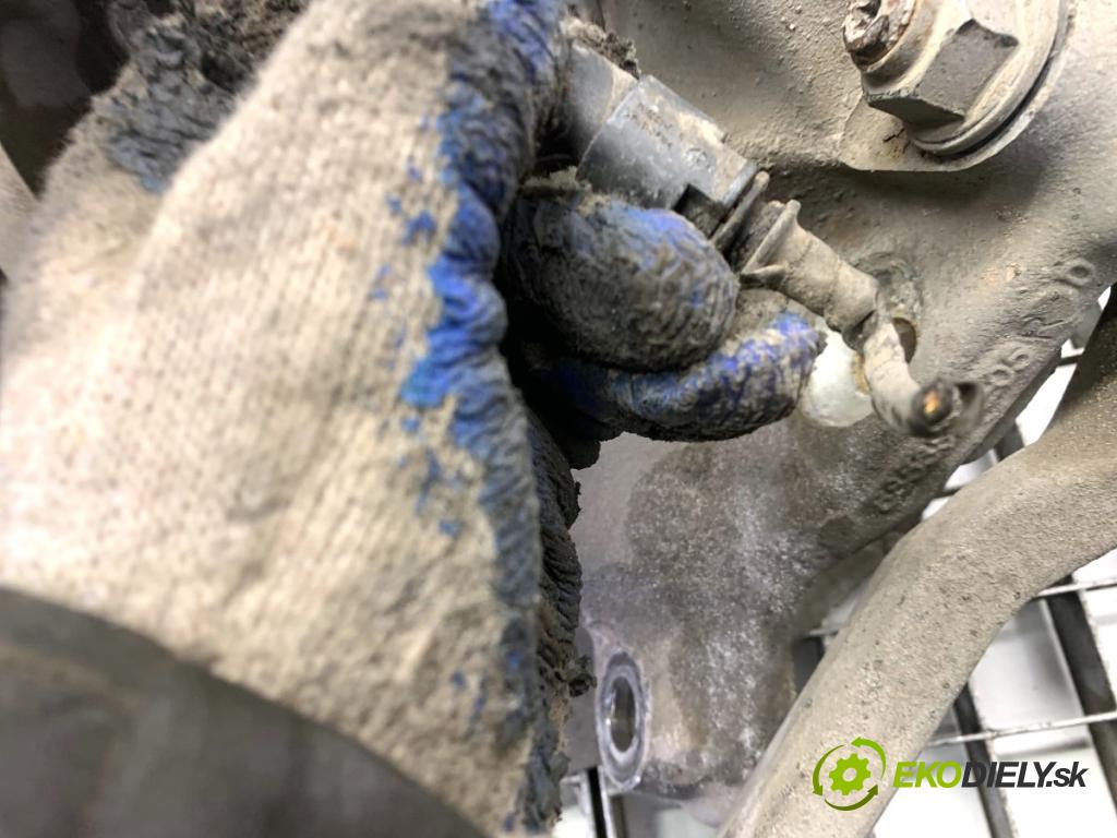 BMW F30 sedan 2016 140 kW 320 d xDrive 1995 náboj pravý přední část