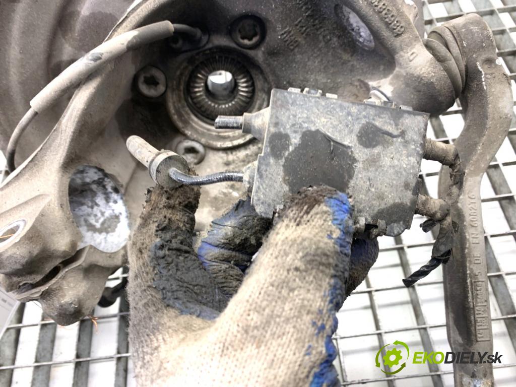 BMW F30 sedan 2016 140 kW 320 d xDrive 1995 náboj levý přední část