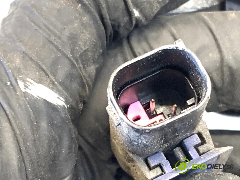 BMW F30 sedan 2016 140 kW 320 d xDrive 1995 zámok kapoty predný pravy 7242548