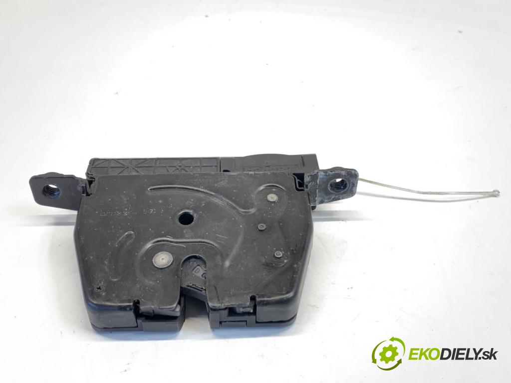 BMW F30 sedan 2016 140 kW 320 d xDrive 1995 zámok dveří zadní část 918064