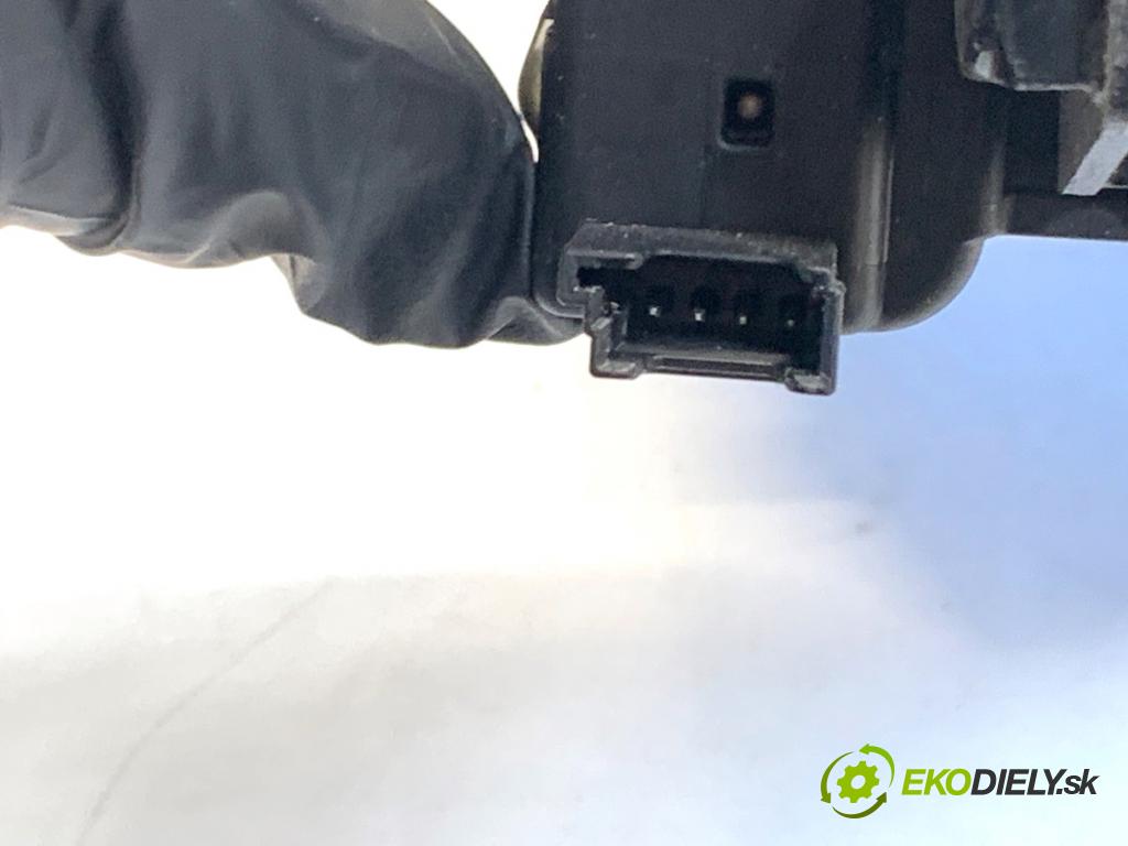 BMW F30 sedan 2016 140 kW 320 d xDrive 1995 zámok dveří zadní část 918064