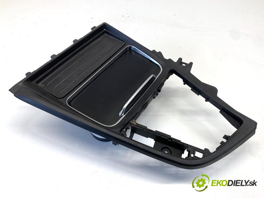 BMW F30 sedan 2016 140 kW 320 d xDrive 1995 držák na nápoje  (Držák nápojů)