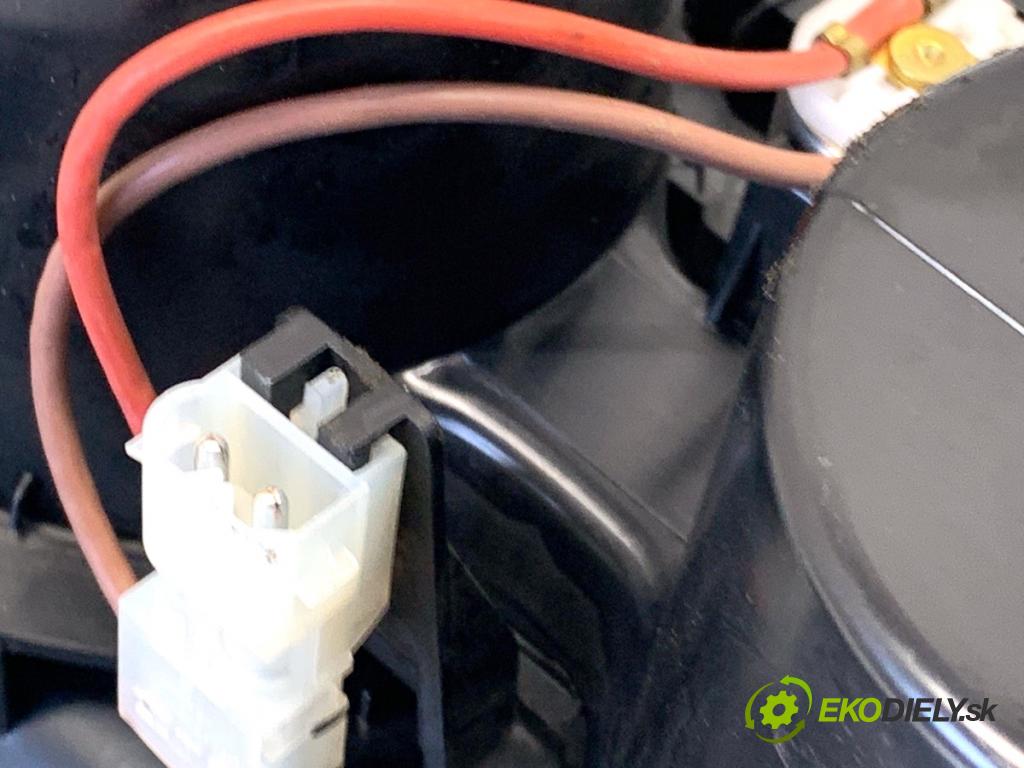 BMW F30 sedan 2016 140 kW 320 d xDrive 1995 Držiak na nápoje  (Držiak (úchyt) na nápoje)