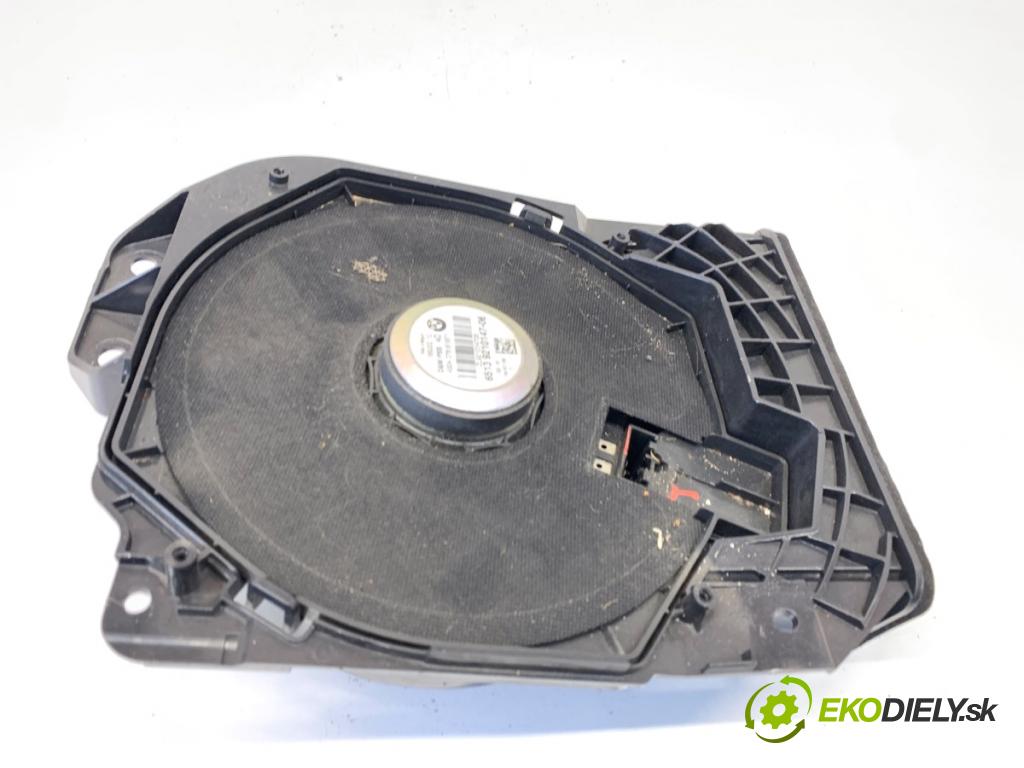 BMW F30 sedan 2016 140 kW 320 d xDrive 1995 subwoofer 9210147 (Audio zařízení)