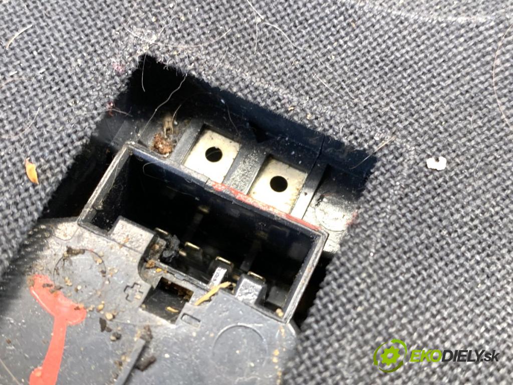 BMW F30 sedan 2016 140 kW 320 d xDrive 1995 subwoofer 9210147 (Audio zariadenie)