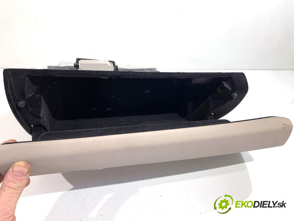 BMW F30 sedan 2016 140 kW 320 d xDrive 1995 Priehradka, kastlík spolujazdca  (Priehradka (kastlík))