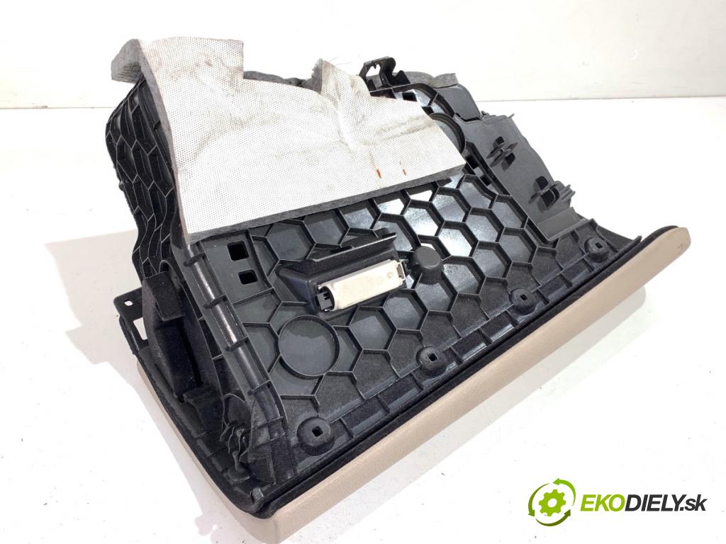 BMW F30 sedan 2016 140 kW 320 d xDrive 1995 Priehradka, kastlík spolujazdca  (Priehradka (kastlík))