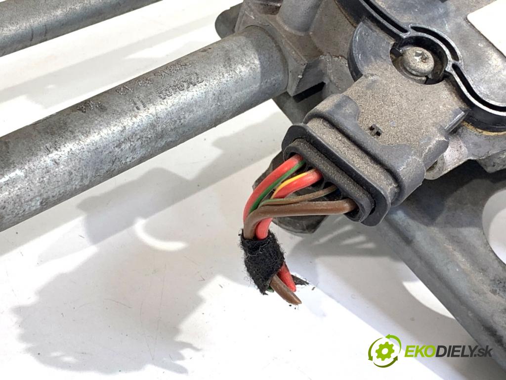 BMW F30 sedan 2016 140 kW 320 d xDrive 1995 mechanismus stěračů přední část 7267503 (Motorek stěračů přední)