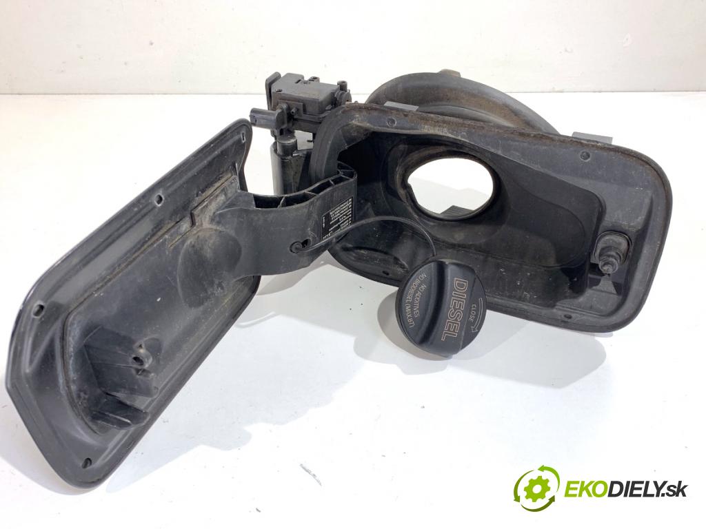 BMW F30 sedan 2016 140 kW 320 d xDrive 1995 Dvierka nádrže paliva  (Kľučka dverí ostatné)