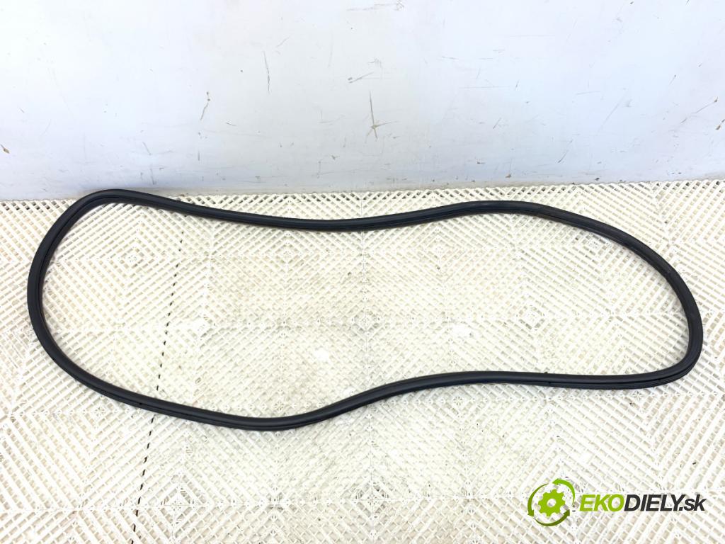 BMW F30 sedan 2016 140 kW 320 d xDrive 1995 těsnění dveře zadní část levá strana 7258311 (Karoserie ostatní)