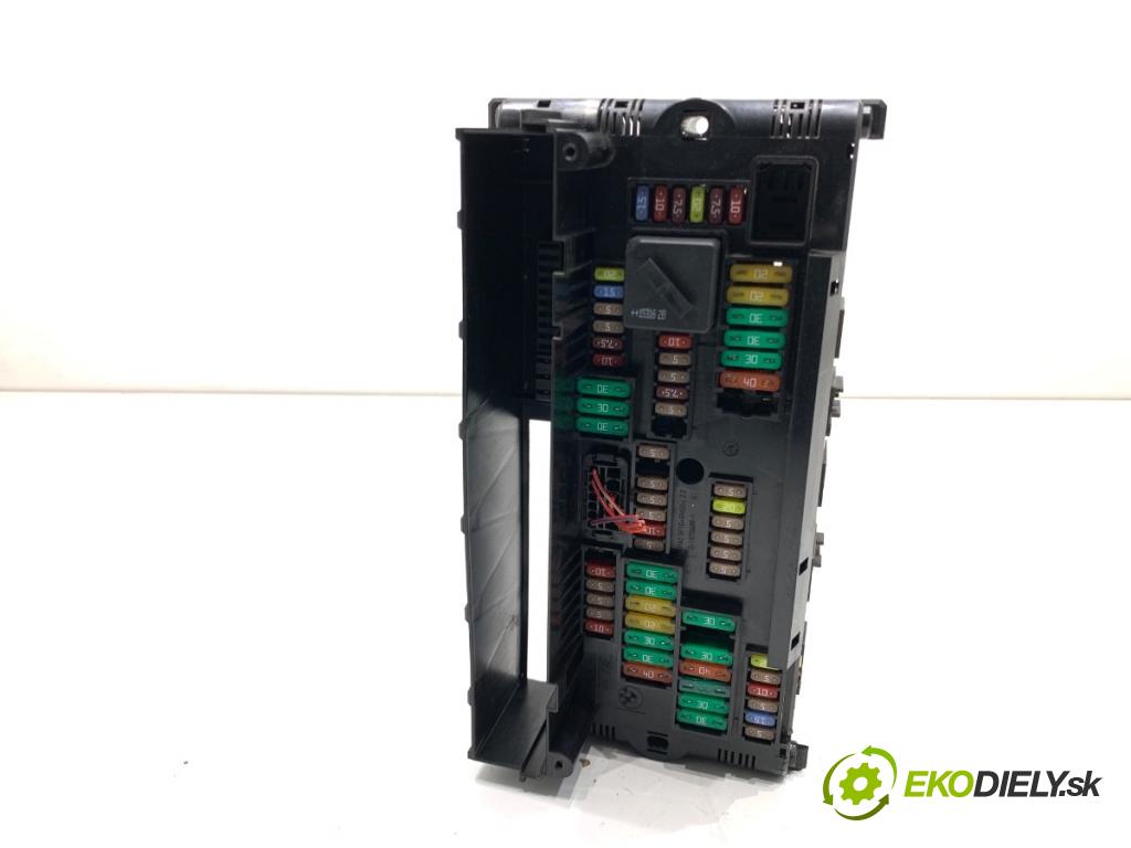 BMW F10 sedan 2015 160 kW 525 d xDrive 1995 skříňka poistková 9252815 (Pojistková skříňka)