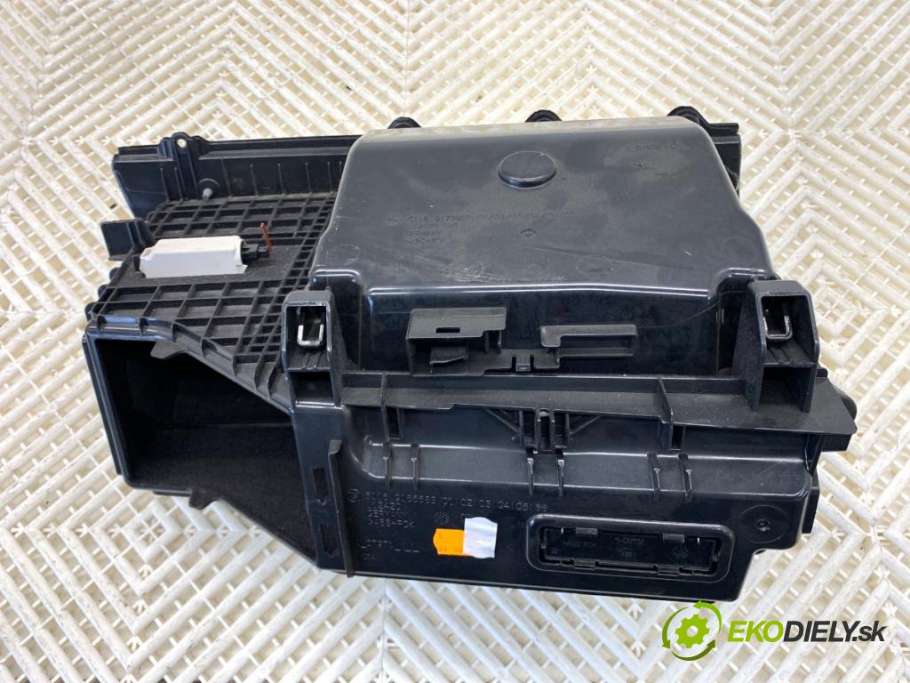 BMW F10 sedan 2015 160 kW 525 d xDrive 1995 Priehradka, kastlík spolujazdca 9166683 (Priehradka (kastlík))