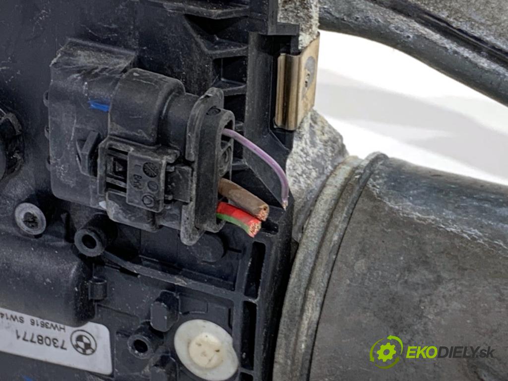 BMW F10 sedan 2015 160 kW 525 d xDrive 1995 mechanismus stěračů přední část 7306266 (Motorek stěračů přední)