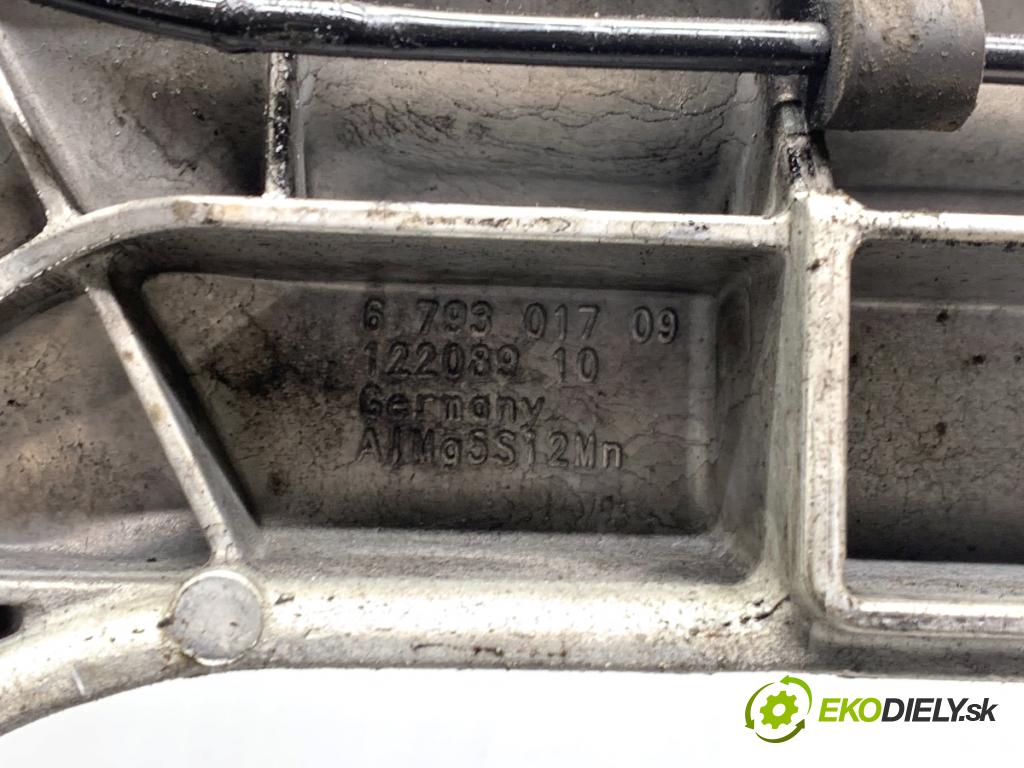 BMW F10 sedan 2015 160 kW 525 d xDrive 1995 výztuha pod motor 6793017 (Přední výztuha)