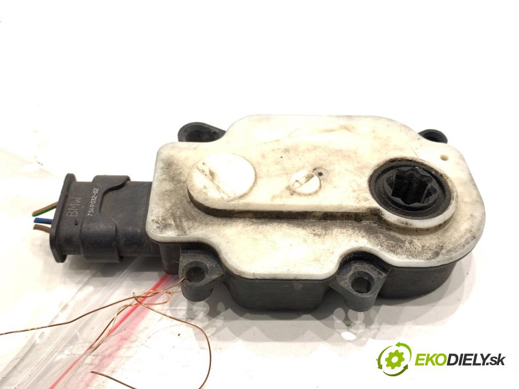 BMW F10 sedan 2015 160 kW 525 d xDrive 1995 Motorček rolety ŽALÚZIE: 6466R151