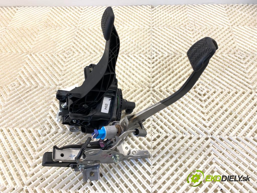 TOYOTA YARIS IV liftback 2022 92 kW 1.5 (MXPA11) 1490 PEDÁL:  (Potenciometer plynového pedálu)