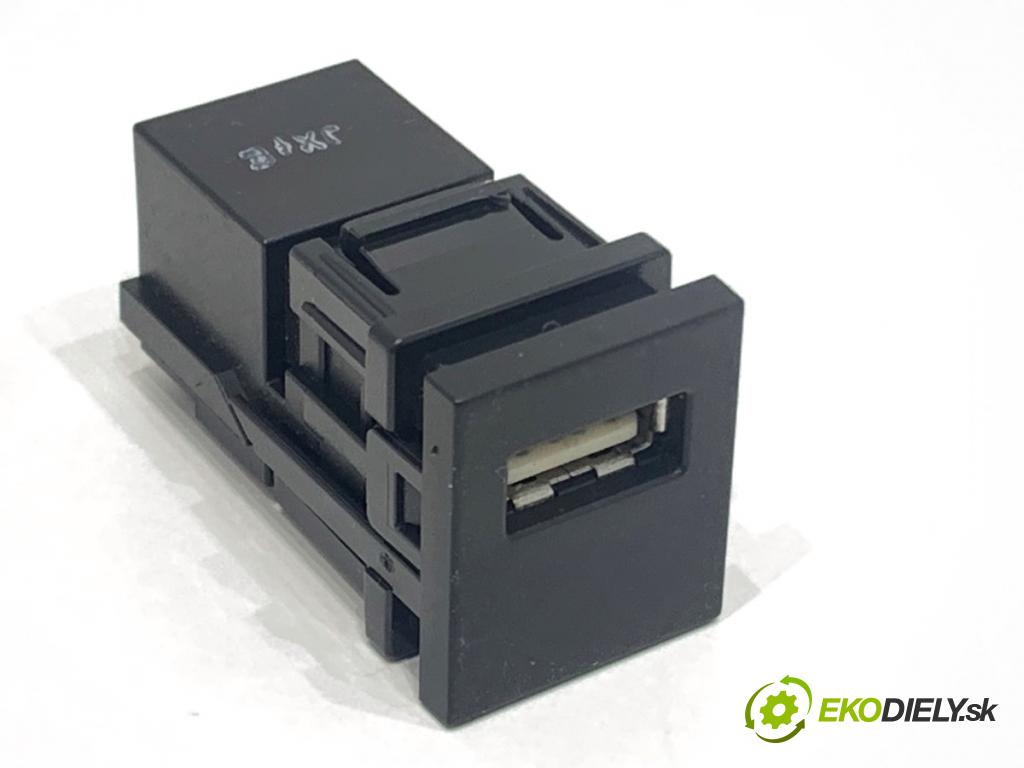 TOYOTA YARIS IV liftback 2022 92 kW 1.5 (MXPA11) 1490 HNÍZDO: USB 