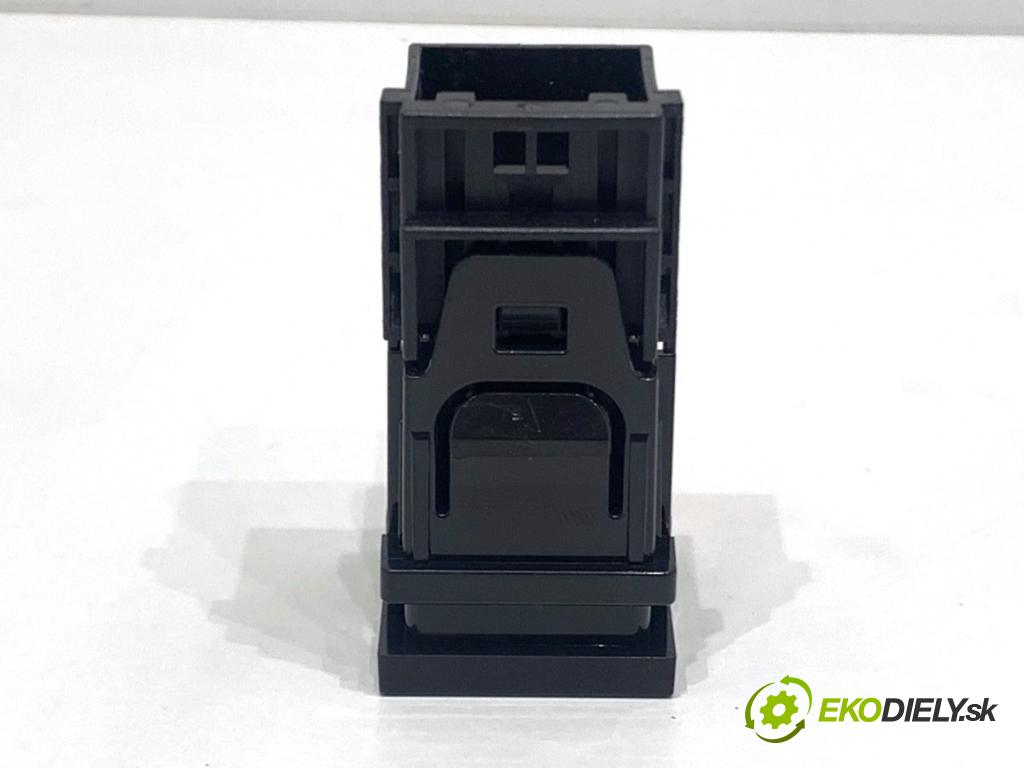 TOYOTA YARIS IV liftback 2022 92 kW 1.5 (MXPA11) 1490 HNÍZDO: USB