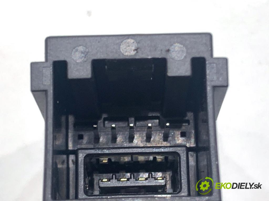 TOYOTA YARIS IV liftback 2022 92 kW 1.5 (MXPA11) 1490 HNÍZDO: USB