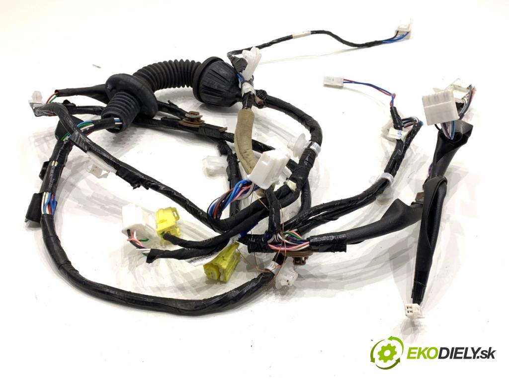 TOYOTA YARIS IV liftback 2022 92 kW 1.5 (MXPA11) 1490 káblovačka dveře přední část pravý 82151-K0640