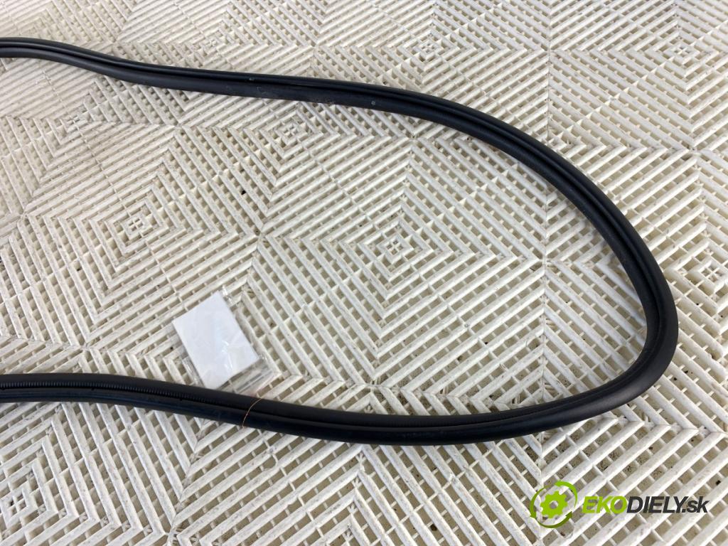 TOYOTA YARIS IV liftback 2022 92 kW 1.5 (MXPA11) 1490 tesnenie Dvere predný ľavá strana