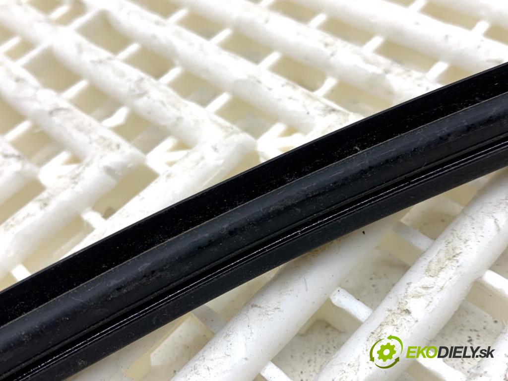 TOYOTA YARIS IV liftback 2022 92 kW 1.5 (MXPA11) 1490 Lišta strešná pravá