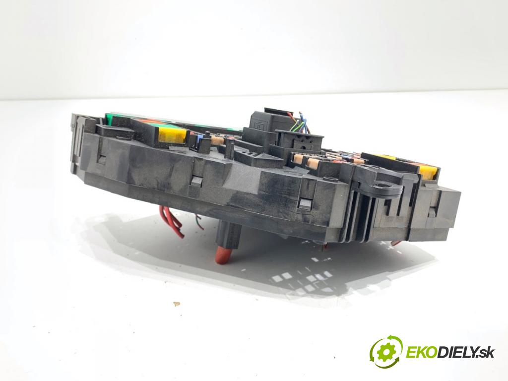 BMW F10 sedan 2015 160 kW 525 d xDrive 1995 Skrinka poistková 9264923 (Poistková skrinka)