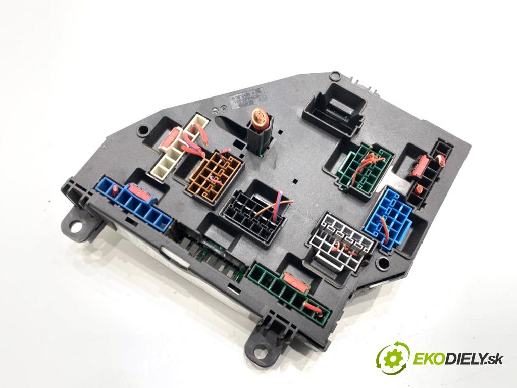 BMW F10 sedan 2015 160 kW 525 d xDrive 1995 Skrinka poistková 9264923 (Poistková skrinka)