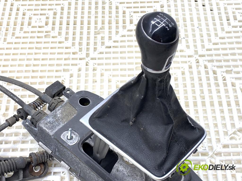 VW PASSAT B7 Kombi 2012 118 kW 1.8 TSI 1798 Kulisa 1K0711091A (Rýchlostná páka (kulisa))