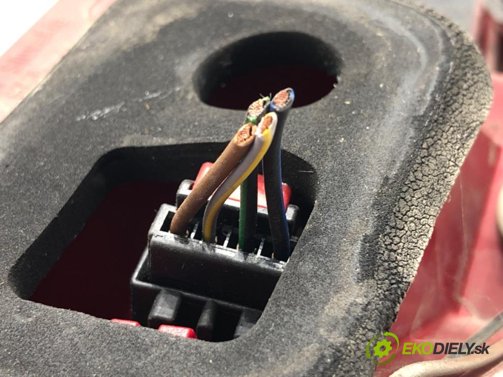 VW PASSAT B7 Kombi 2012 118 kW 1.8 TSI 1798 světlo pravý zadní část