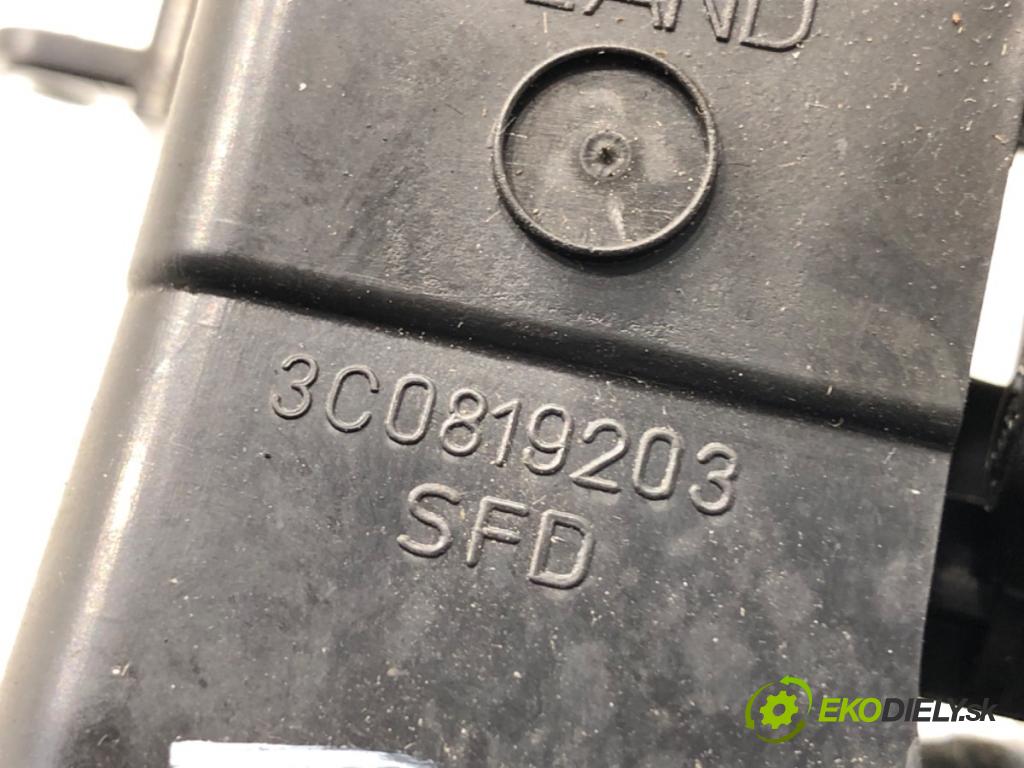 VW PASSAT B7 Kombi 2012 118 kW 1.8 TSI 1798 Mriežky kúrenia zad 3AA819203