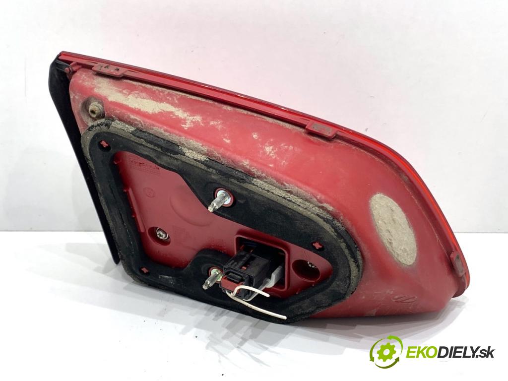 VW PASSAT B7 Kombi 2012 118 kW 1.8 TSI 1798 Svetlo zad pravá vnútorná  (Kľučka dverí ostatné)