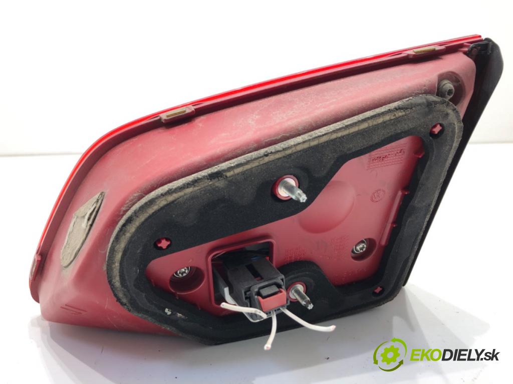 VW PASSAT B7 Kombi 2012 118 kW 1.8 TSI 1798 Svetlo zad ľavá strana vnútorná  (Kľučka dverí ostatné)