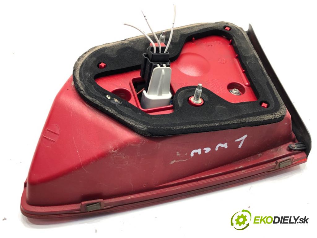 VW PASSAT B7 Kombi 2012 118 kW 1.8 TSI 1798 Svetlo zad ľavá strana vnútorná  (Kľučka dverí ostatné)