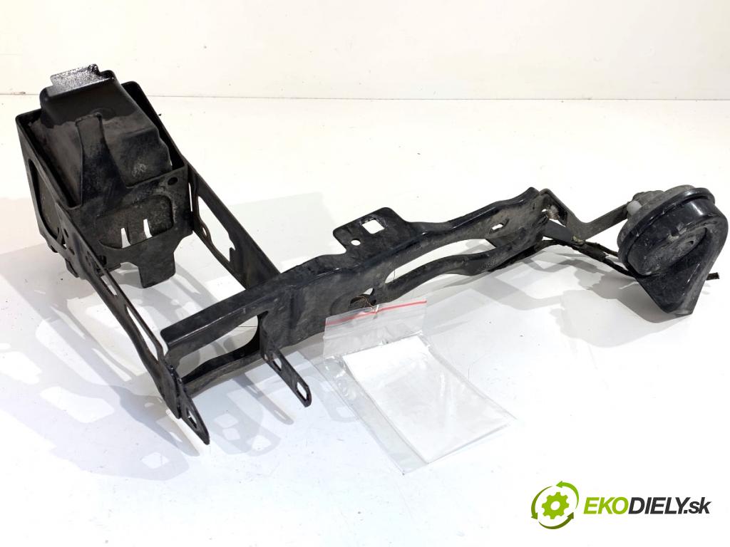 BMW F30 sedan 2016 140 kW 320 d xDrive 1995 výztuha horní 170238-11 (Výztuha)