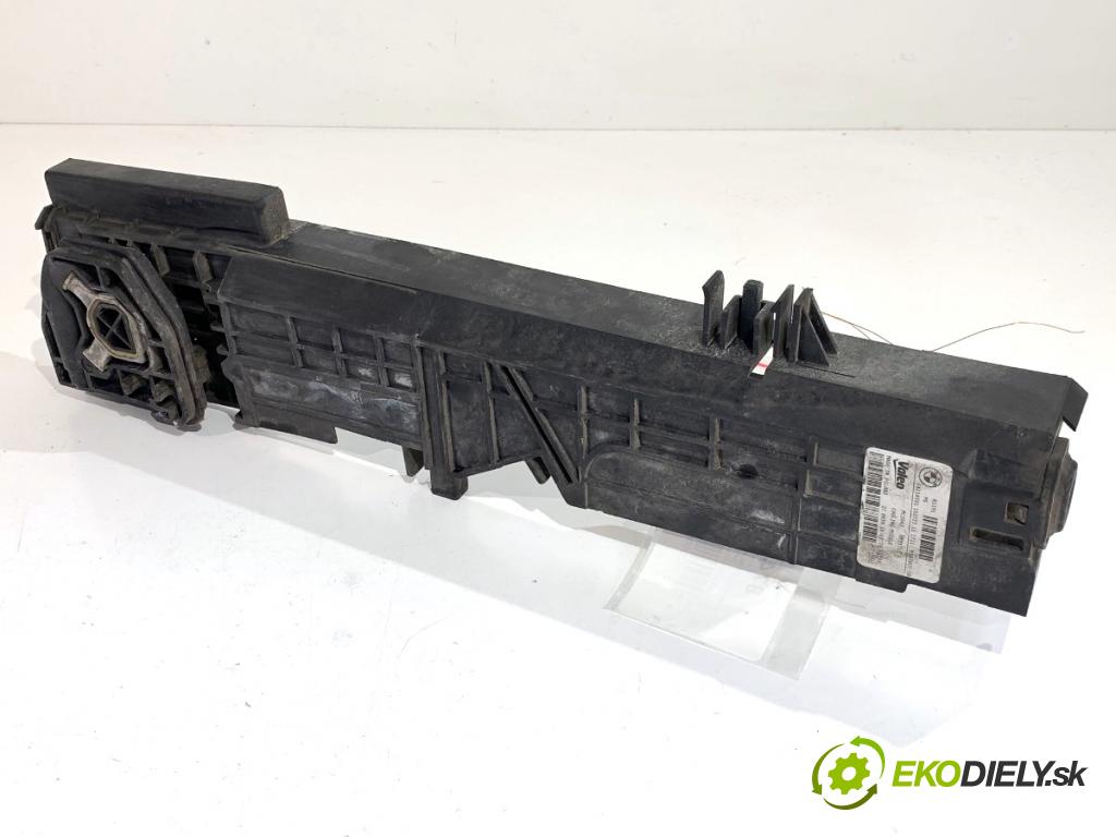 BMW F30 sedan 2016 140 kW 320 d xDrive 1995 uchycení chladiče levé 7600536