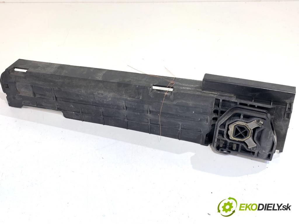 BMW F30 sedan 2016 140 kW 320 d xDrive 1995 uchycení chladiče pravé 7600537