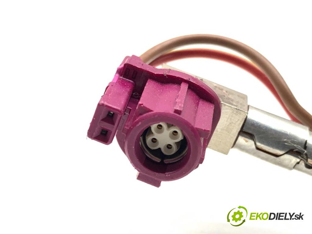 BMW F30 sedan 2016 140 kW 320 d xDrive 1995 Rúrka DISPLEJ navigácie 9399970