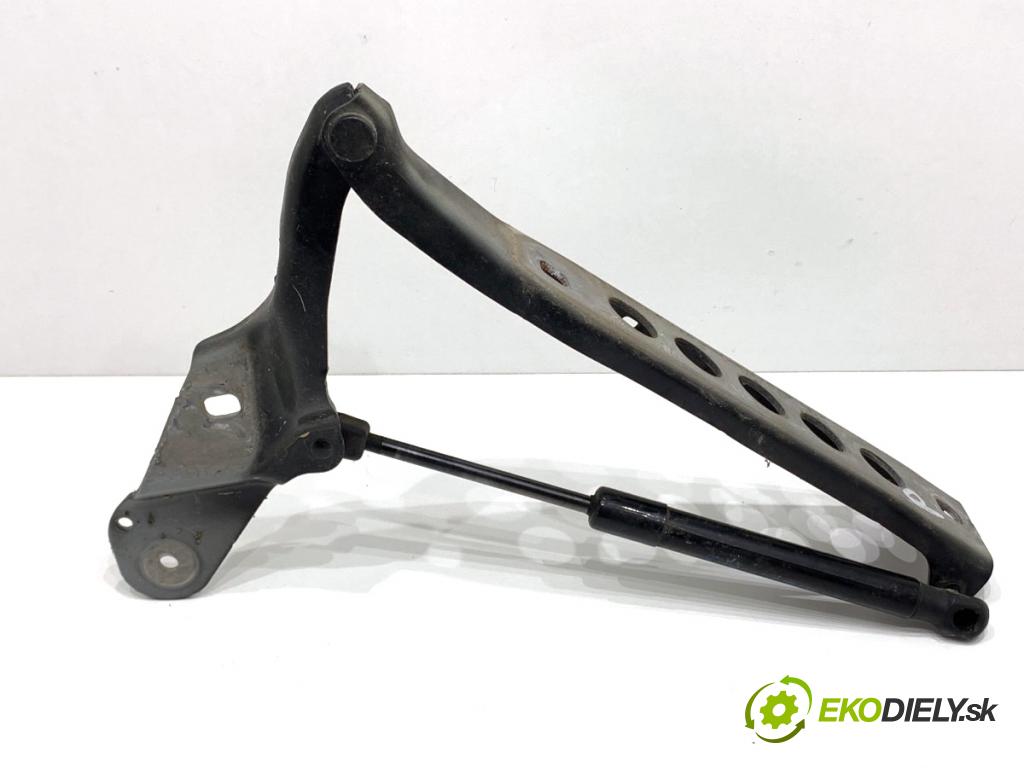 AUDI A8 D4 sedan 2015 368 kW 6.3 W12 quattro 6299 Záves kapoty pravy predný 4H0823302L 4H0823359D