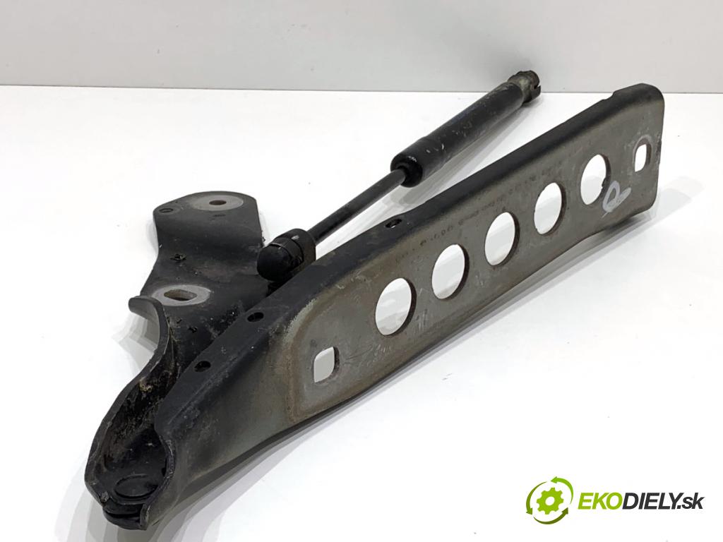 AUDI A8 D4 sedan 2015 368 kW 6.3 W12 quattro 6299 Záves kapoty pravy predný 4H0823302L 4H0823359D