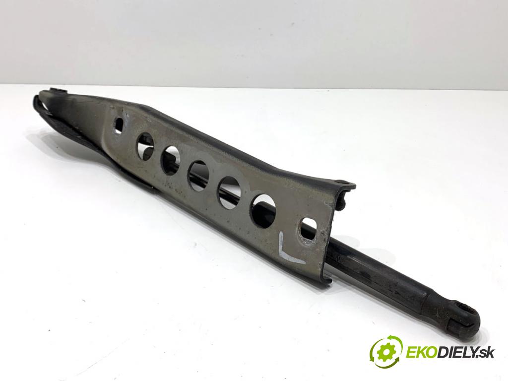 AUDI A8 D4 sedan 2015 368 kW 6.3 W12 quattro 6299 Záves kapoty ľavy predný 4H0823301L 4H0823359D