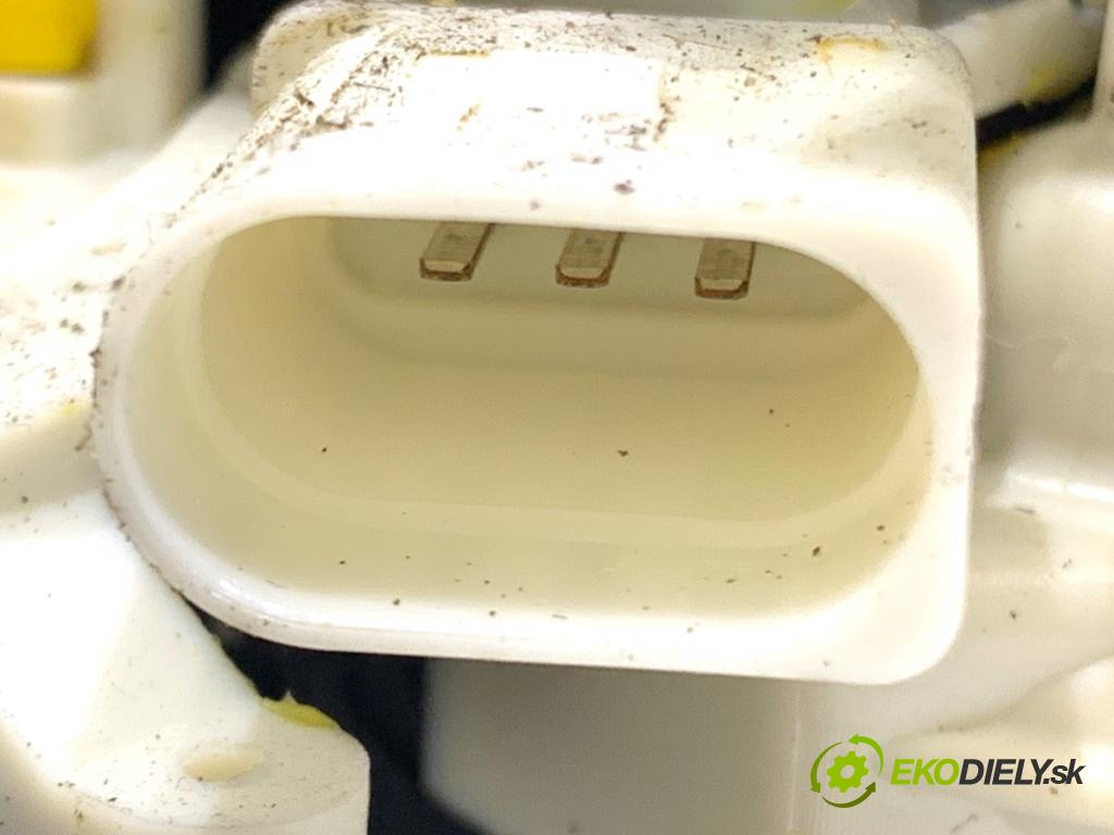 AUDI A8 D4 sedan 2015 368 kW 6.3 W12 quattro 6299 zámok Dvere pravy zad