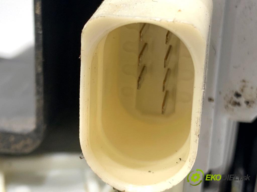 AUDI A8 D4 sedan 2015 368 kW 6.3 W12 quattro 6299 zámok Dvere pravy predný