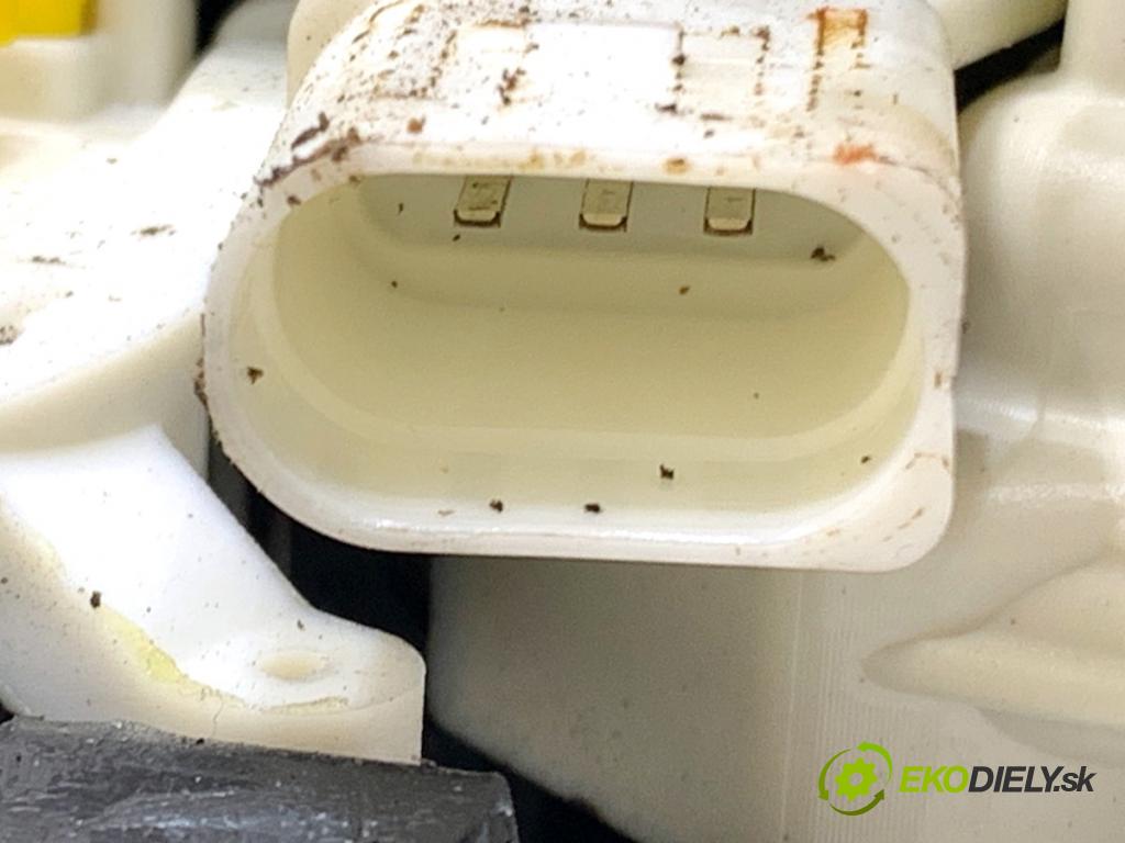 AUDI A8 D4 sedan 2015 368 kW 6.3 W12 quattro 6299 zámok Dvere pravy predný