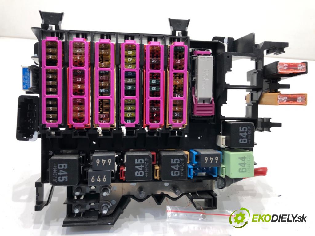 AUDI A8 D4 sedan 2015 368 kW 6.3 W12 quattro 6299 Skrinka poistková 4H0907101H (Poistková skrinka)